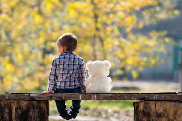 Què uneix els primers anys de vida i la resiliència emocional? L’experiència infantil.